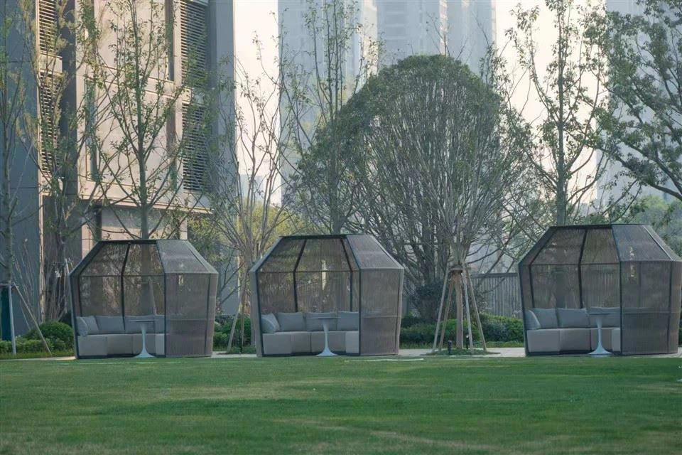 Socraigh troscáin tolg alúmanaim lasmuigh